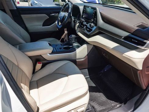 Used 2022 Toyota Highlander XLE FWD image 15