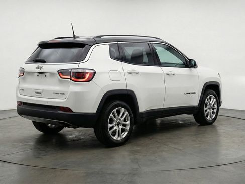 Used 2025 Jeep Compass Limited AWD/4WD image 9