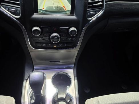 Used 2021 Jeep Grand Cherokee Laredo RWD image 12