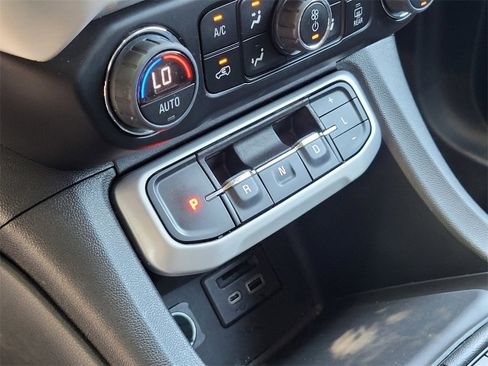 Used 2023 GMC Acadia SLT image 24