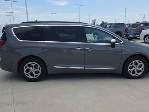 Used 2023 Chrysler Pacifica Limited FWD image 6