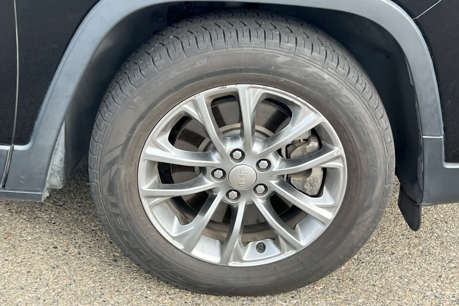 Used 2019 Jeep Cherokee Latitude Plus FWD image 18