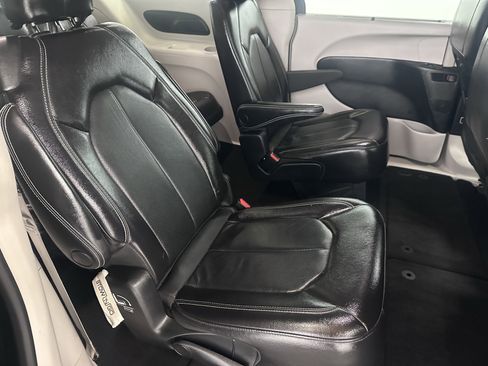Used 2022 Chrysler Pacifica Touring-L image 37