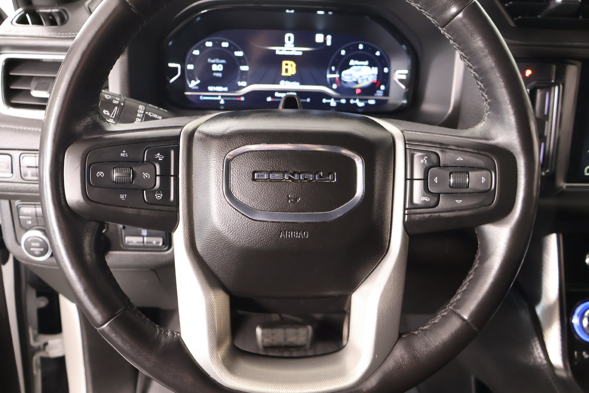 Used 2023 GMC Yukon XL Denali w/ Advanced Technology Package AWD/4WD image 3