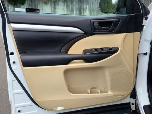Used 2016 Toyota Highlander LE AWD/4WD image 37