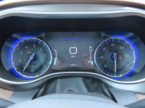 Used 2017 Chrysler Pacifica Limited w/ UConnect Theater Package FWD image 18