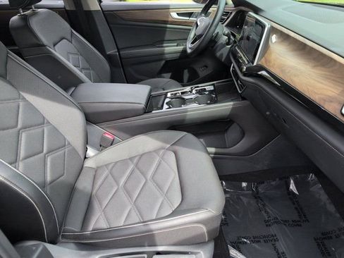 Used 2025 Volkswagen Atlas SE FWD image 31