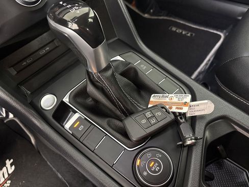 Used 2022 Volkswagen Taos SE w/ Panoramic Sunroof Package image 18