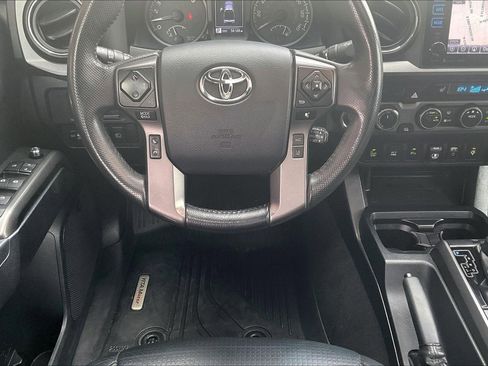 Used 2018 Toyota Tacoma TRD Sport image 8