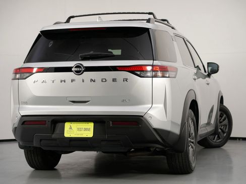 Used 2022 Nissan Pathfinder SV image 4