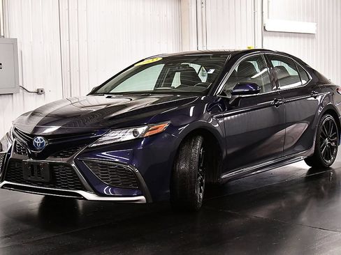 Used 2022 Toyota Camry XSE w/ Navigation Upgrade Package FWD image 3