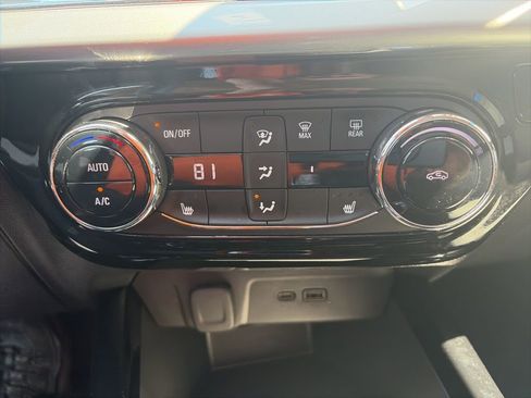 Used 2025 Chevrolet Trax LT w/ LT Convenience Package FWD image 18