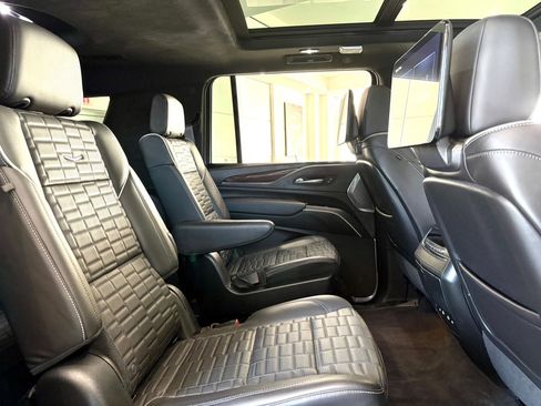 Used 2023 Cadillac Escalade ESV Premium Luxury Platinum image 21