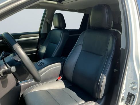 Used 2019 Toyota Highlander XLE AWD/4WD image 10