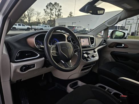 Used 2023 Chrysler Voyager LX image 13