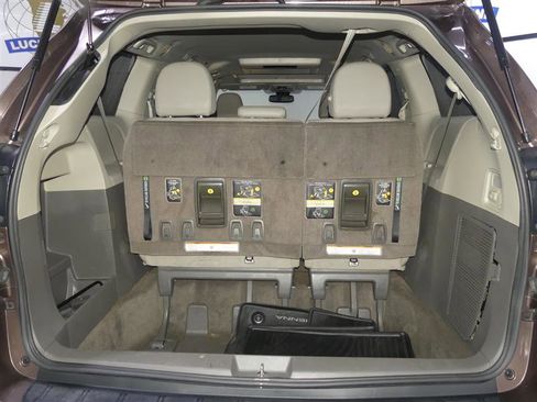 Used 2018 Toyota Sienna XLE Premium image 9