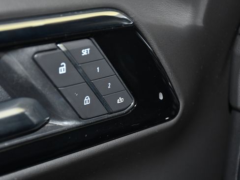 Used 2025 Chevrolet Suburban Z71 image 36