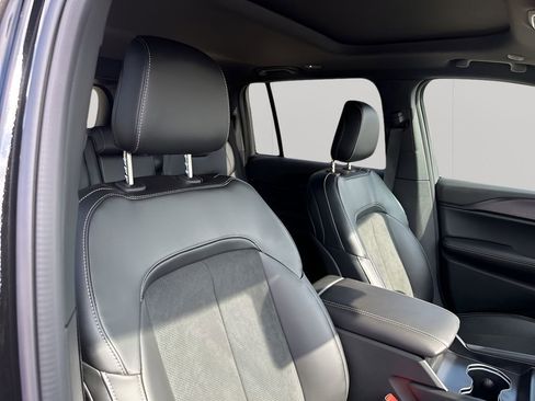 New 2025 Jeep Grand Cherokee Altitude image 15