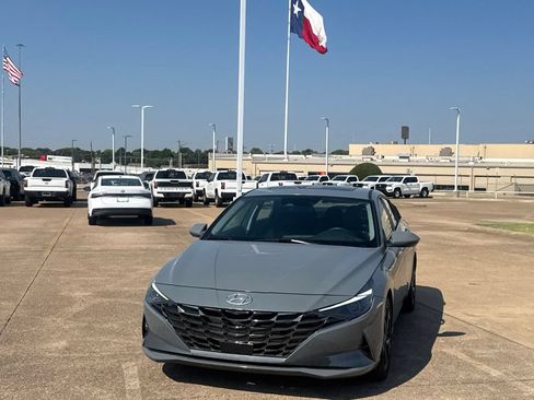 Used 2022 Hyundai Elantra SEL w/ Convenience + Premium Package FWD image 7
