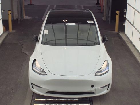 Used 2023 Tesla Model Y Long Range AWD/4WD image 2