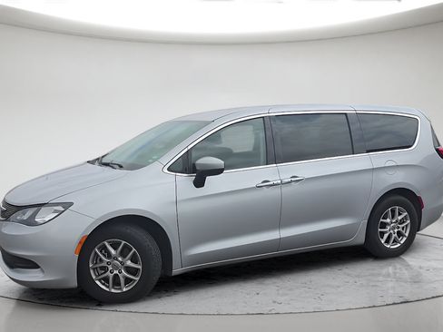 Used 2023 Chrysler Voyager LX FWD image 12
