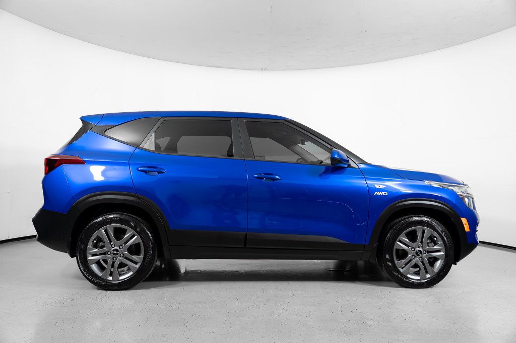 Used 2023 Kia Seltos LX AWD/4WD image 3