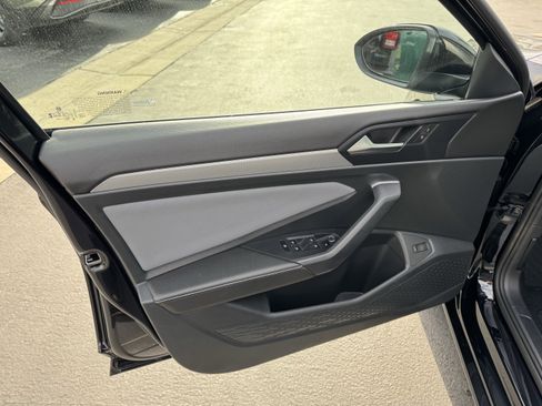 Used 2025 Volkswagen Jetta SE image 13