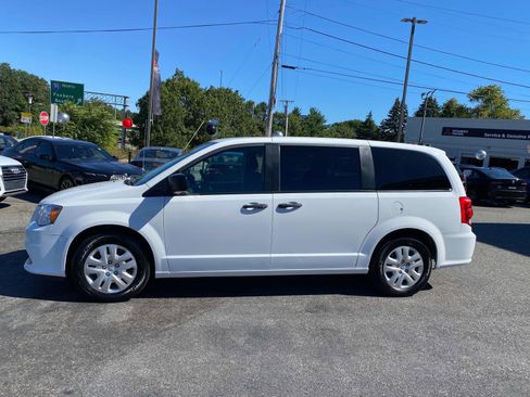 Used 2019 Dodge Grand Caravan SE image 2