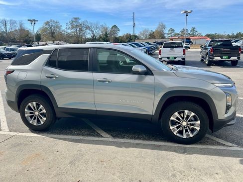 Used 2025 Chevrolet Equinox LT w/ Safety and Technology Package image 2