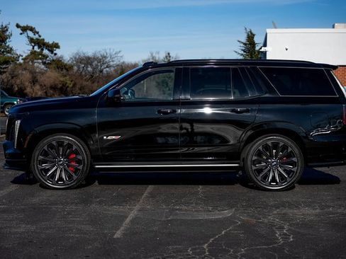 Used 2025 Cadillac Escalade V image 2