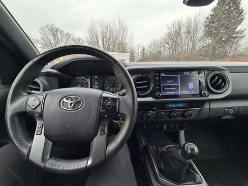 Used 2021 Toyota Tacoma TRD Sport w/ Technology Package image 11