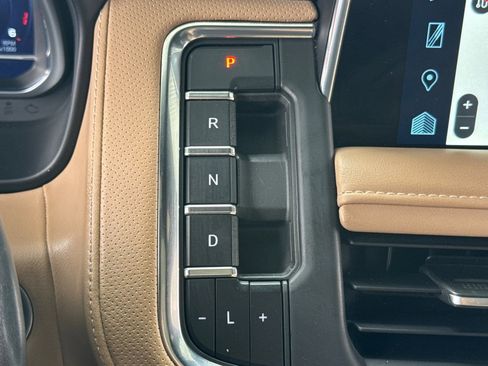 Used 2023 Chevrolet Suburban Premier AWD/4WD image 18