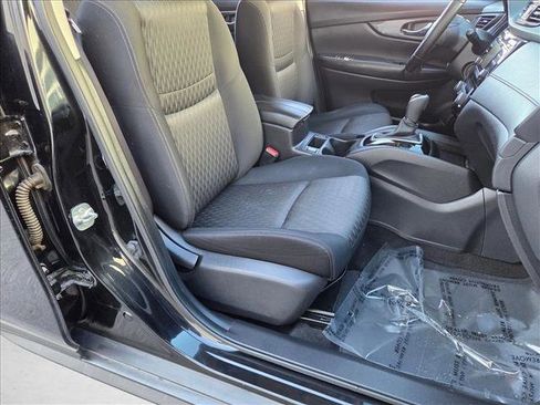 Used 2017 Nissan Rogue SV image 19