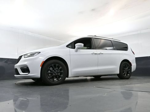 Used 2022 Chrysler Pacifica Touring-L w/ S Appearance Package AWD/4WD image 20
