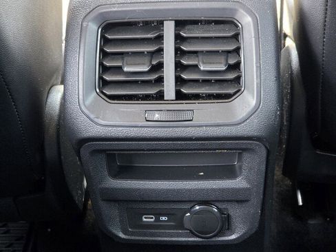 Used 2022 Volkswagen Tiguan SE image 13