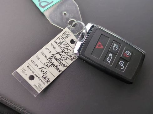 New 2025 Land Rover Range Rover SE image 35