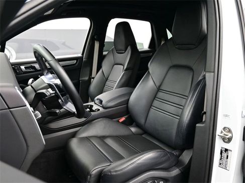 Used 2023 Porsche Cayenne Platinum Edition image 5