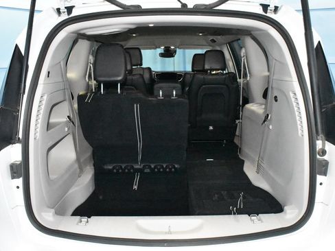 Used 2023 Chrysler Pacifica Touring-L FWD image 28