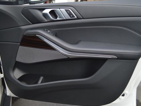 Used 2025 BMW X5 xDrive40i AWD/4WD image 36