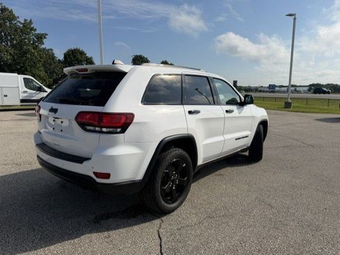 Used 2019 Jeep Grand Cherokee Laredo AWD/4WD image 9