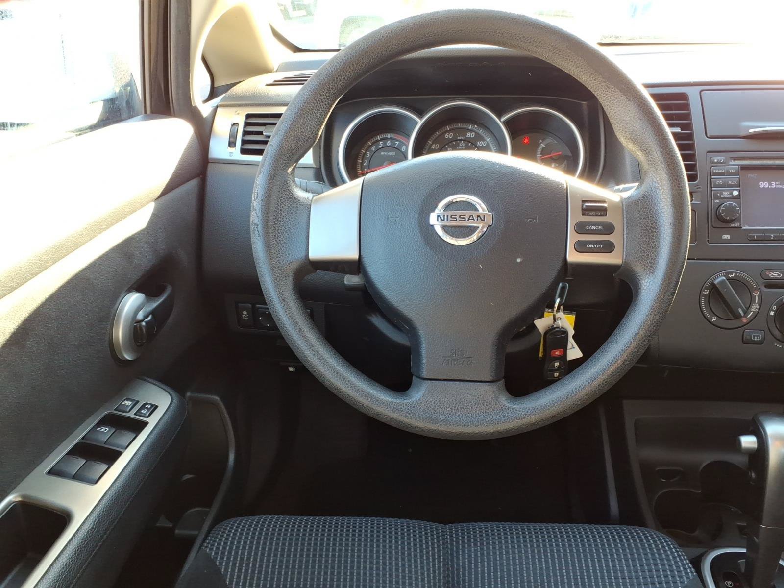 Used 2011 Nissan Versa Hatchback w/ Navigation/Satellite Pkg FWD image 5