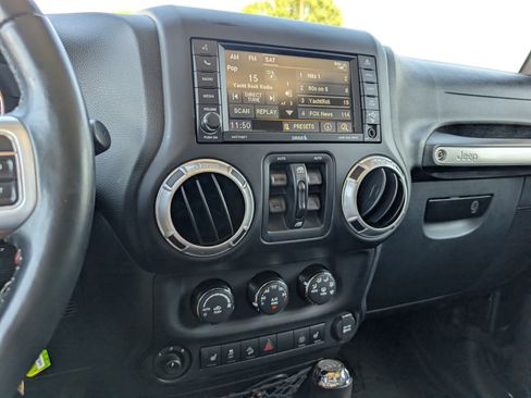 Used 2016 Jeep Wrangler Unlimited Rubicon AWD/4WD image 17