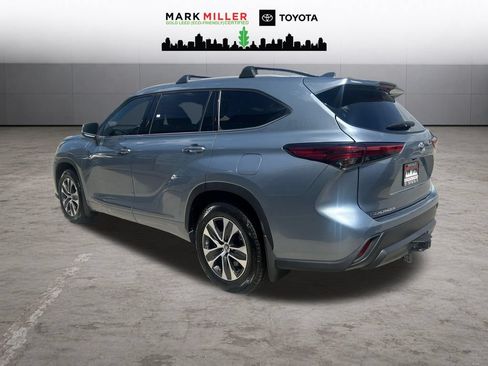 Used 2022 Toyota Highlander XLE AWD/4WD image 3
