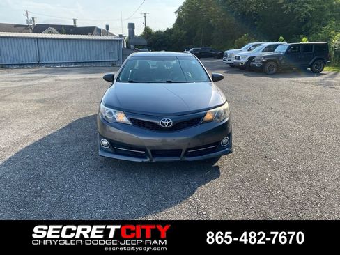 Used 2014 Toyota Camry SE FWD image 2