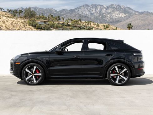 Certified 2025 Porsche Cayenne S AWD/4WD image 2