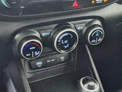 Used 2025 Hyundai Venue SEL FWD image 22