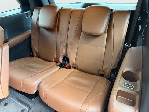 Used 2024 Mercedes-Benz GLS 450 4MATIC image 9