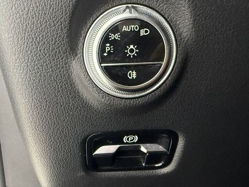 Used 2024 Mercedes-Benz C 300 Sedan image 9