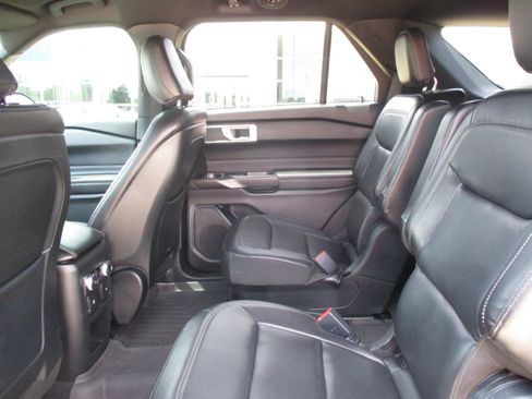 Used 2020 Ford Explorer XLT w/ Equipment Group 202A AWD/4WD image 34