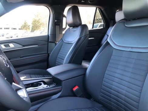 Used 2025 Ford Explorer ST-Line w/ Premium Package image 9